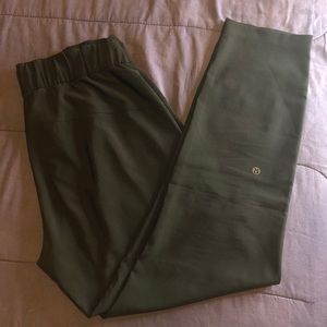 lululemon on the fly 7/8 pant woven